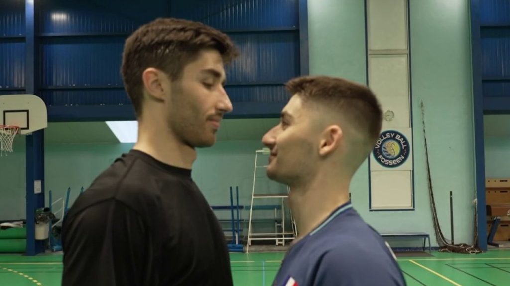 Jeux de Paris 2024 : duel fraternel pour une qualification à l’épreuve de badminton
En badminton, les frères Popov ont des rêves olympiques. Or, un seul des deux pourra se qualifier pour représenter la France à Paris cet été. Reportage.