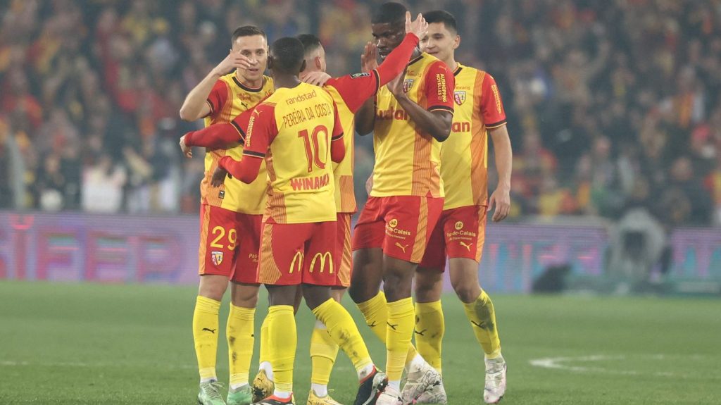 Ligue 1 : Lens met fin à la belle série de Brest en championnat et intègre le top 4
Invaincu depuis 13 matchs en Ligue 1, le Stade brestois s'est incliné (1-0) face au RC Lens, samedi.
