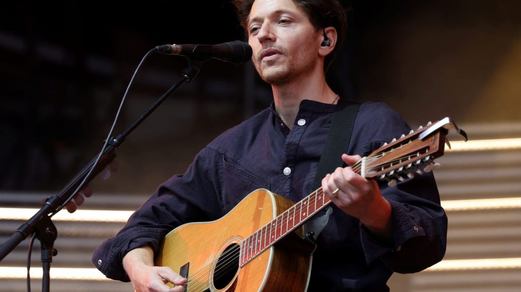 Raphaël : "Le bonheur, c'est du vol, ce sont des moments dérobés au malheur"
Tous les jours, une personnalité s'invite dans le monde d'Élodie Suigo. Vendredi 8 mars 2024 : L’auteur, compositeur, interprète et écrivain, Raphaël. Il sort un nouvel album : "Une autre vie".