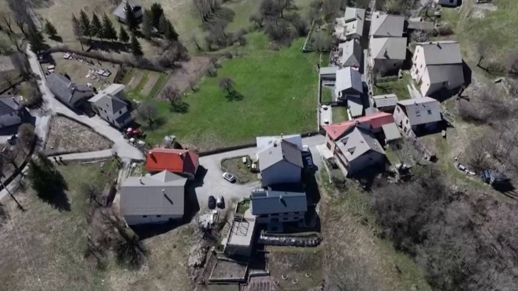 Disparition du petit Émile : 17 témoins convoqués pour une mise en situation
Une mise en situation a été organisée dans le village du Haut-Vernet, dans les Alpes-de-Haute-Provence, jeudi 28 mars. Les enquêteurs sont toujours à la recherche d'Émile, un petit garçon de 2 ans et demi, disparu depuis le 8 juillet dernier.