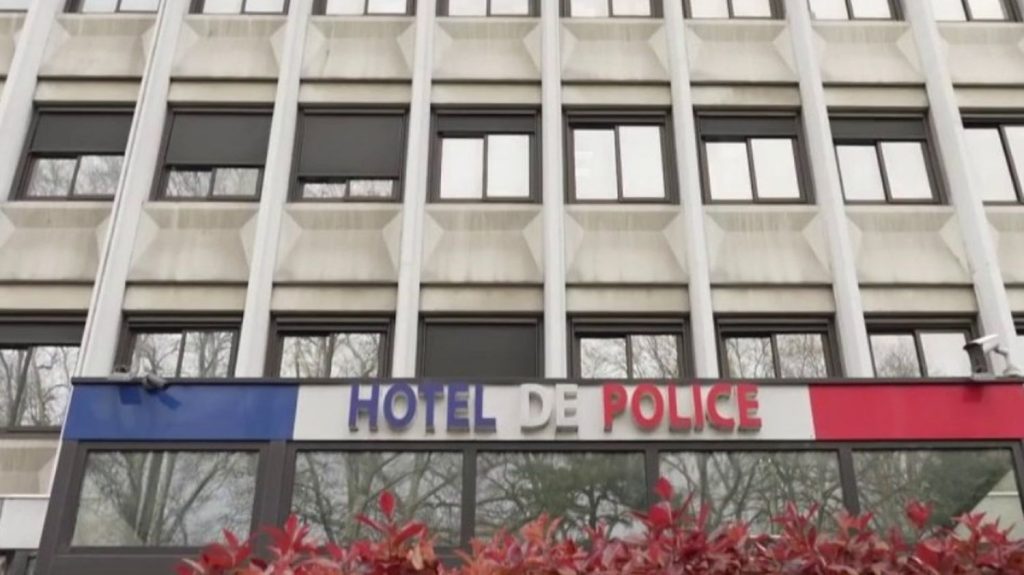Isère : un individu, surnommé "l'homme à la trottinette", activement recherché pour viols à Grenoble
Depuis janvier dernier, un homme est soupçonné d'avoir commis deux agressions sexuelles, trois viols et quatre faits de violences dans l'agglomération de Grenoble, en Isère. Les enquêteurs recherchent activement cet individu, qui agit à bord d'une trottinette.