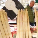Agriculture : la récolte des asperges s'annonce exceptionnelle en 2024
Selon les producteurs, la récolte des asperges s'annonce exceptionnelle en cette année 2024. Avec le redoux de ces dernières semaines, elles sortent de terre beaucoup plus rapidement, comme en Charente-Maritime.
