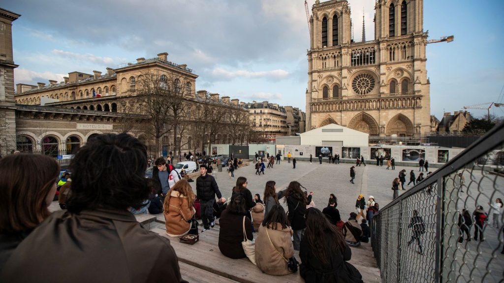 La cathédrale Notre-Dame de Paris a retrouvé la charpente de sa nef
La charpente du chœur, elle aussi effondrée dans l'incendie de 2019, avait déjà été reconstruite en janvier.