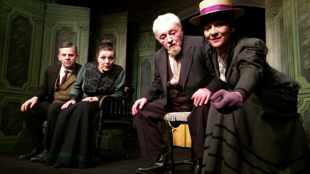 Reportage
"La Cantatrice Chauve" et "La Leçon" d'Ionesco jouées pour la 20 000e fois d'affilée au théâtre de la Huchette à Paris, un record du monde
La mise en scène et les décors sont inchangés depuis le 16 février 1957. Et les représentations n'ont connu que deux interruptions : en mai 68 et pendant la crise du Covid.