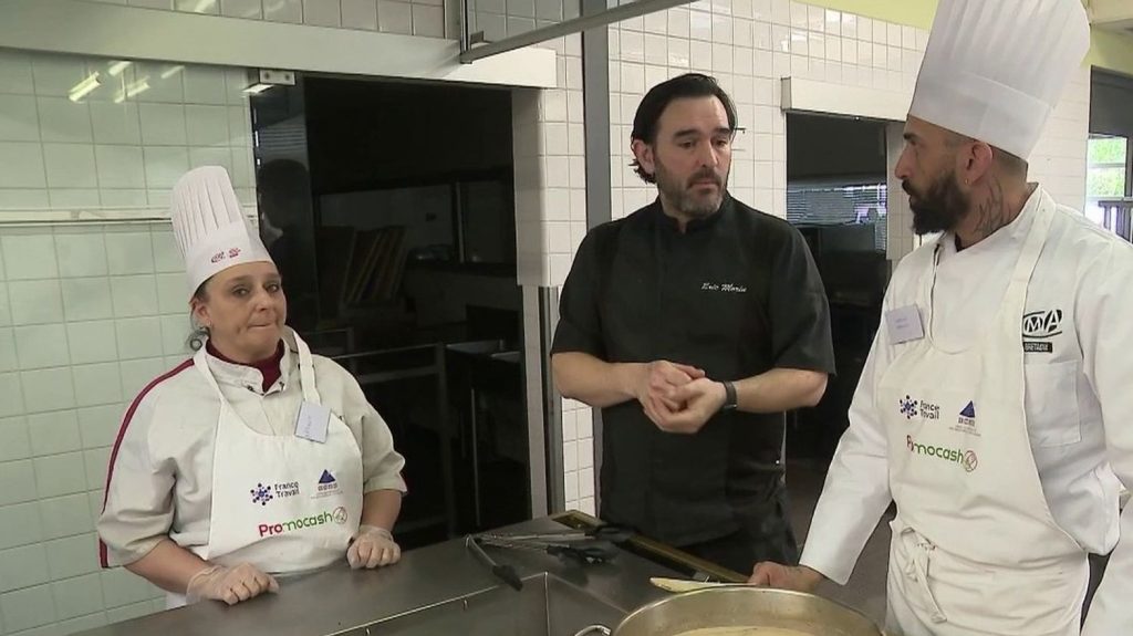 Emploi : le restaurant éphémère, une nouvelle manière de recruter dans la restauration
Dans les Côtes-d'Armor, les demandeurs d'emploi font leurs preuves en cuisine pour convaincre leurs potentiels recruteurs dans un restaurant éphémère. Une méthode qui permet d'observer les capacités de chacun sur le terrain.