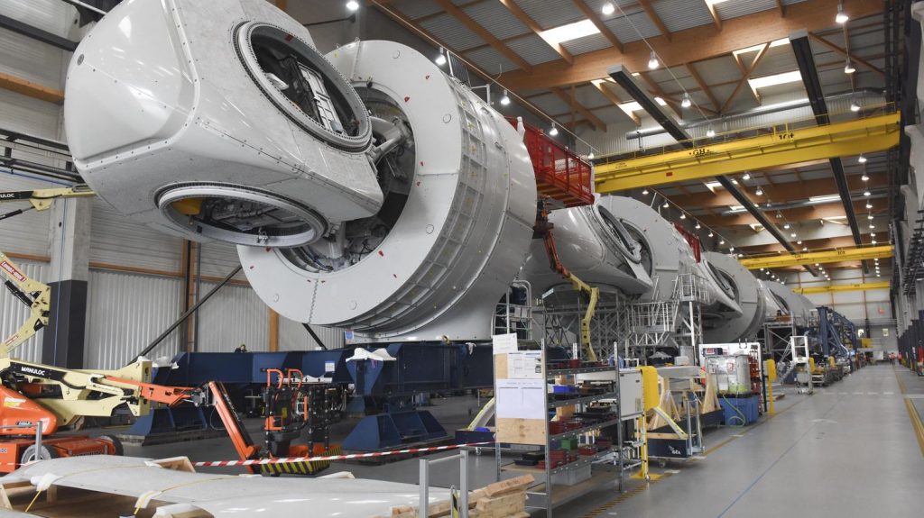 Éolien : General Electric va quasiment diviser par deux ses effectifs dans une de ses usines, en Loire-Atlantique
Les effectifs de l'usine de Montoir-de-Bretagne, près de Saint-Nazaire, vont passer de 939 à 489 personnes. Seuls les prestataires, sous-traitants et intérimaires qui y travaillent vont être concernés par cette réduction d'effectifs.