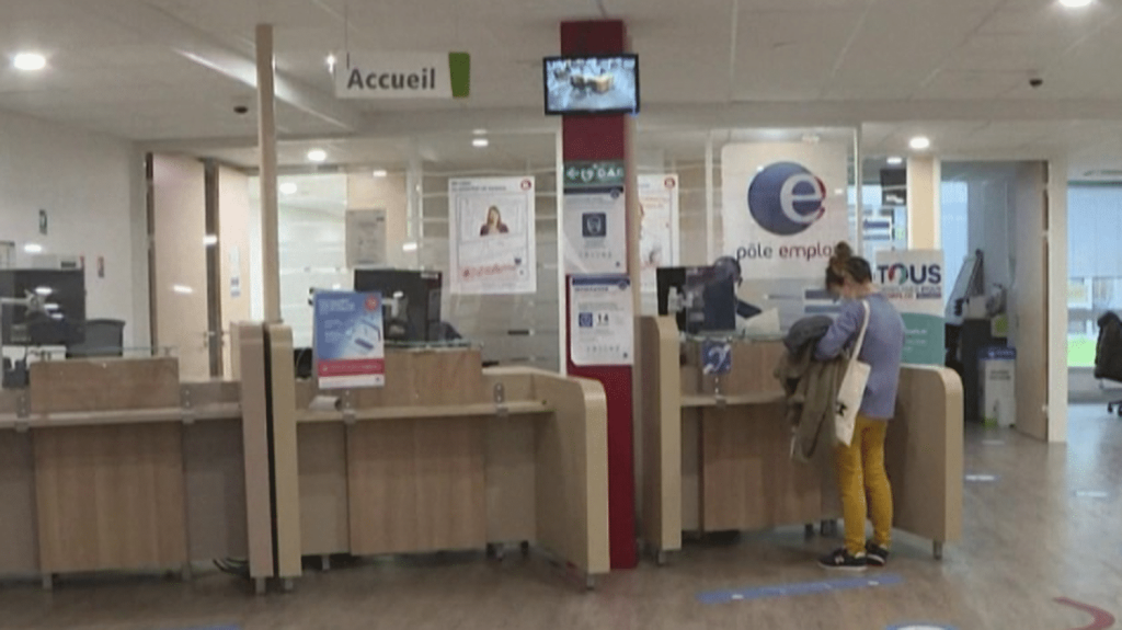 Réforme de l'assurance-chômage : les pistes du gouvernement critiquées par les oppositions
Alors que la réforme de l'assurance-chômage est désormais clairement sur la table, le gouvernement envisage plusieurs mesures, notamment une baisse de la durée d'indemnisation. Des pistes dénoncées par la gauche, quand le Rassemblement national met l'accent sur les postes à pourvoir.