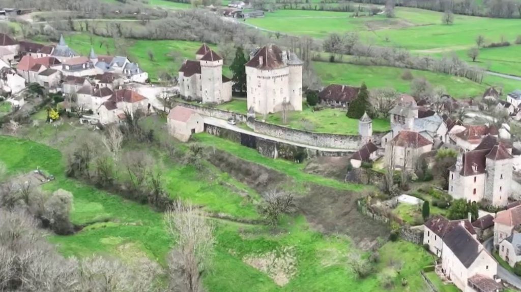 Corrèze : à la rencontre des habitants qui font vivre le département
Jeudi 21 mars, le 13 Heures poursuit sa semaine en Corrèze, aux côtés d'une patronne de bar, d'une institutrice, et d'une responsable de cantine.