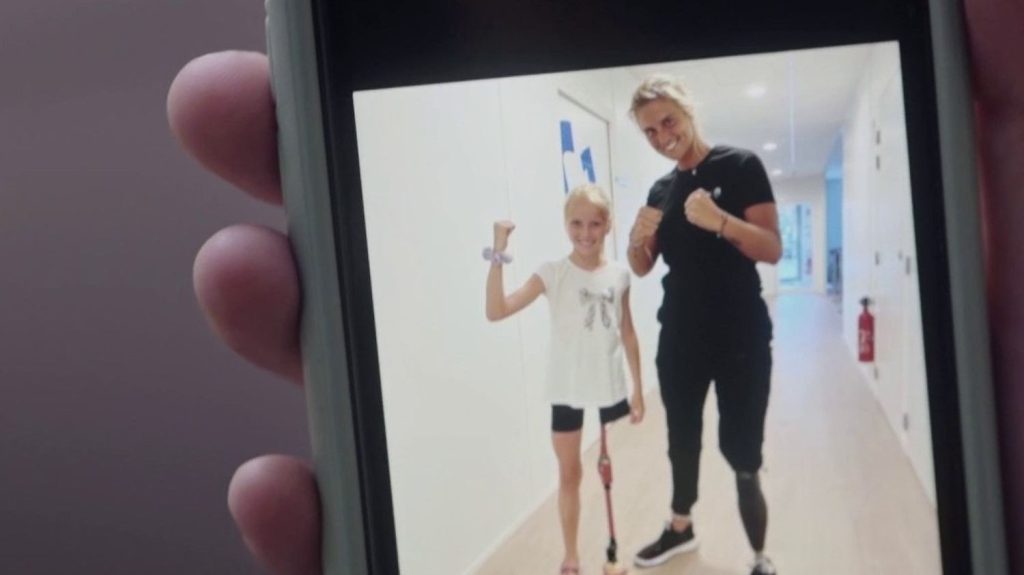 Handisport : la rencontre qui a changé la vie de Cléo, 12 ans
À 3 ans et demi, Cléo a été fauchée par une voiture. Grièvement blessée, elle a été amputée d'une jambe. Sa rencontre avec Pauline Déroulède, championne de France de tennis fauteuil, a changé sa vie.