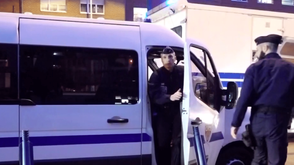 Attaque du commissariat de La Courneuve : le dispositif de sécurité a été renforcé
Une cinquantaine de jeunes a attaqué le commissariat de La Courneuve, en Seine-Saint-Denis, dimanche 17 mars, en lien avec la mort d’un jeune homme de 18 ans tué lors d'une collision avec une voiture de police après un refus d’obtempérer. Un dispositif policier important a été mobilisé.