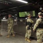 New York : des militaires déployés dans le métro pour renforcer la sécurité
Face à la hausse des agressions, l’État de New York (États-Unis) a décidé de faire appel à des officiers pour épauler les forces de l’ordre dans le métro.
