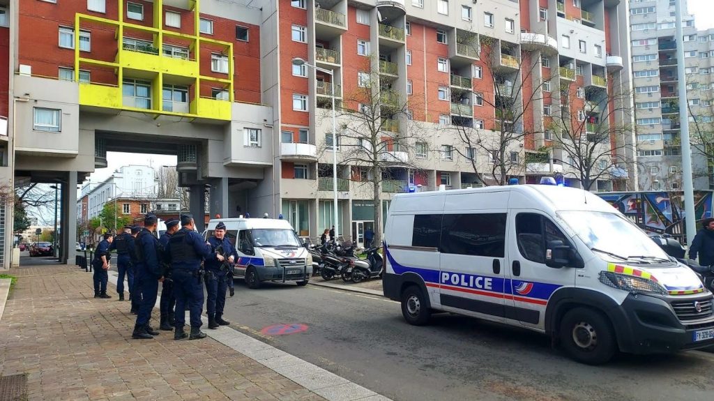 Mort de Wanys : après l'attaque du commissariat, les habitants de La Courneuve confient leur incompréhension face à l'arrivée des blindés
Au gran dam des habitants, le dispositif policier a été largement renforcé lundi au lendemain de l'attaque d'un commissariat à La Courneuve visé par des mortiers d'artifice.