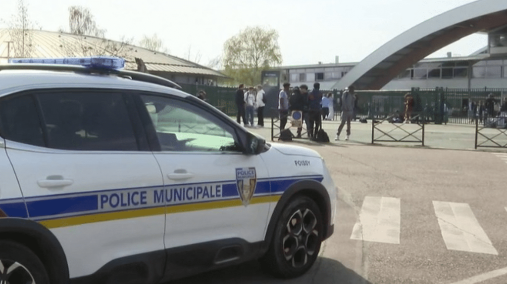 Menaces d'attentat : une reprise des cours sous haute sécurité dans les Hauts-de-France
Alors que 122 établissements scolaires des Hauts-de-France ont été ciblés par des menaces d'attentat, les élèves se préparent à une rentrée sous haute sécurité, lundi 25 mars.
