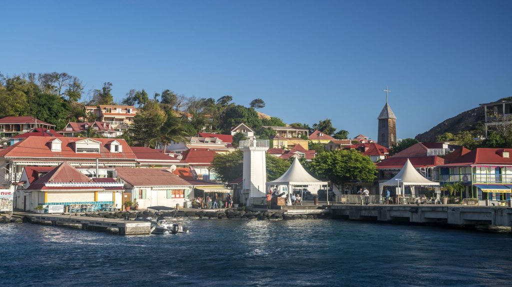 En Guadeloupe, les réparations des réseaux d'eau endommagés par des "actes de malveillance" sont terminées
Quelque 130 000 usagers ont été privés d'eau après des "dégradations commises sur le système de distribution d'eau potable", mardi. Deux communes de la Grande-Terre, parmi les plus peuplées de l'archipel, étaient encore coupées du réseau, dimanche dans la soirée.