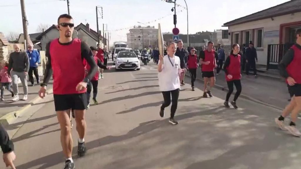 Paris 2024 : à Nogent-sur-Seine, la répétition du passage de la flamme suscite l'enthousiasme
Répétition générale à Nogent-sur-Seine, dans l'Aube, vendredi 22 mars, où les porteurs de flamme olympique s'entraînent à défiler avec policiers et gendarmes.