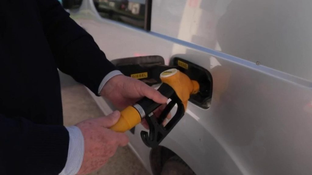 Carburants : ces stations-service qui font de la résistance
Alors que nombre de leurs confrères ont mis la clef sous la porte, certains propriétaires de stations-service tiennent bon, en renouvelant leur offre. Exemple à Vienne, en Isère, où une station s'est construit une clientèle fidèle.
