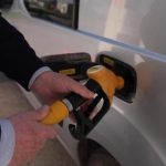 Carburants : ces stations-service qui font de la résistance
Alors que nombre de leurs confrères ont mis la clef sous la porte, certains propriétaires de stations-service tiennent bon, en renouvelant leur offre. Exemple à Vienne, en Isère, où une station s'est construit une clientèle fidèle.