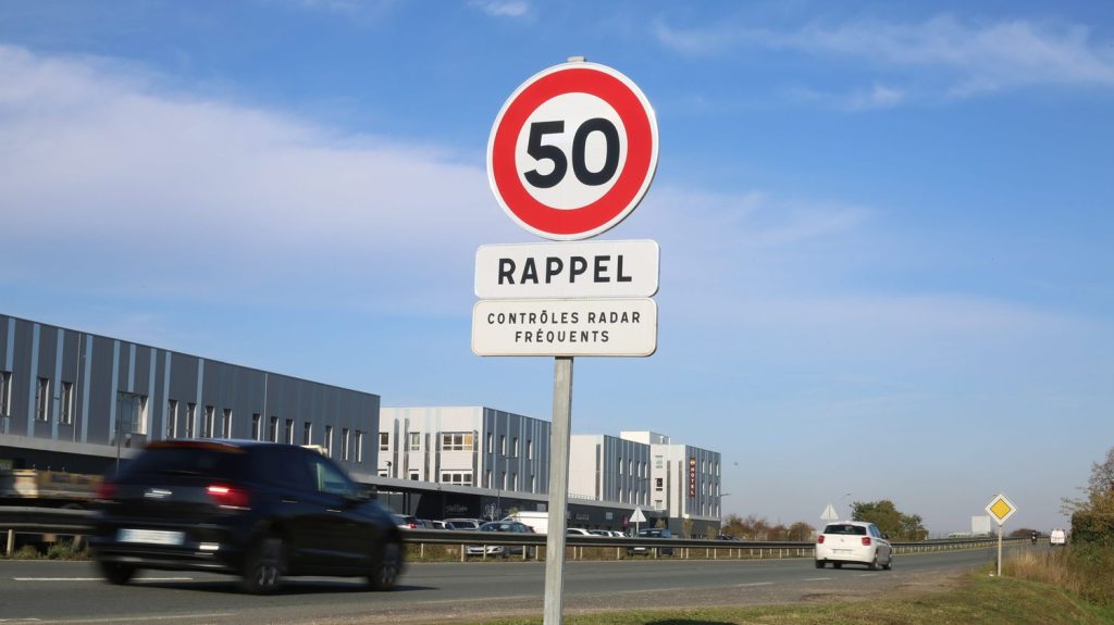 "Usine à fric", "contreproductif en matière de sécurité"... L'A7 limitée à 50km/h agace les élus et automobilistes
Depuis la mise en place d'une voie réservée au covoiturage sur l'A7 entre Vienne et Lyon, la vitesse est abaissée à 50 km/h sur une portion, portant à quatre les restrictions de vitesse sur cette partie de l'autoroute. Une mesure incomprise par les usagers.