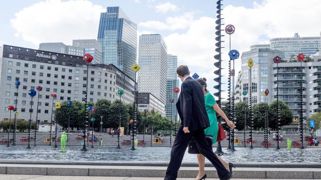 Inégalités femmes-hommes au travail : trois raisons qui expliquent le retard de la France sur certains de ses voisins
Différences salariales, manque d'accès pour les femmes aux postes de direction : la France est en retard par rapport à certains de ses voisins européens sur l'égalité femmes-hommes au travail. Catherine Bonneville-Morawski, fondatrice du cabinet de conseil en mixité Eragina, décrypte la situation.