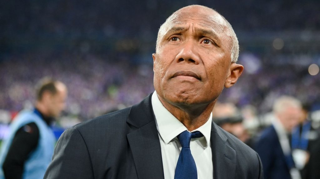 Ligue 1 : le président de Nantes confirme le retour sur le banc d'Antoine Kombouaré après le licenciement de Jocelyn Gourvennec
Dans un entretien accordé à L'Equipe, Waldemar Kita a confirmé la nomination d'Antoine Kombouaré, dimanche, au lendemain de la défaite contre Strasbourg (1-3).