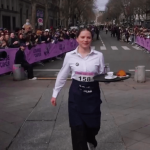 Paris : le retour de la mythique course des garçons de café
La course des garçons de café a fait son grand retour à Paris, dans la matinée du dimanche 24 mars, après quelques années d'absence. Pour relever le défi, il faut parcourir une boucle en marchant rapidement avec un plateau avec une tasse de café, un verre d’eau et un croissant.