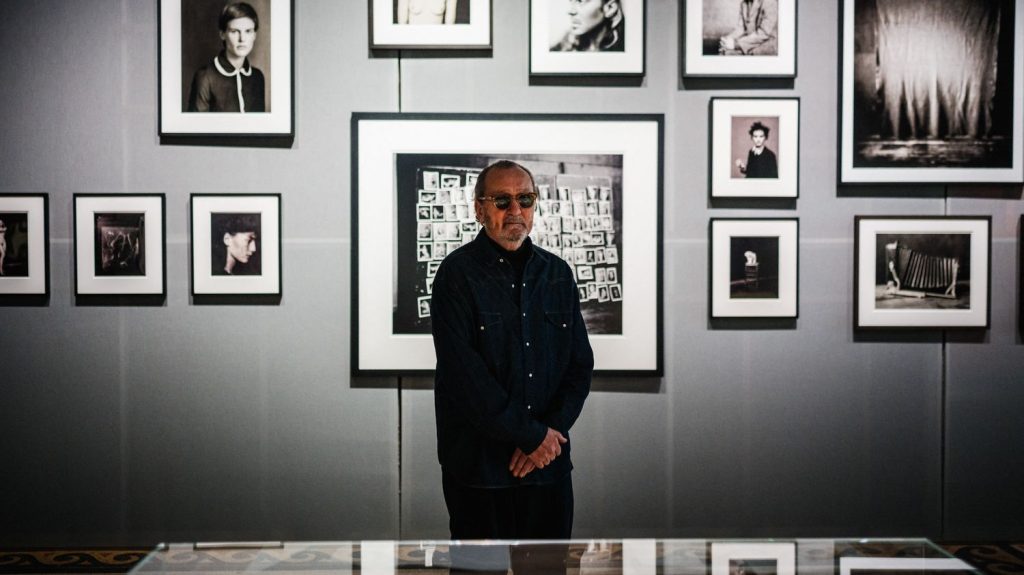 La première rétrospective du photographe de mode Paolo Roversi au Palais Galliera : un moment suspendu et poétique, une quête de la beauté
L'exposition qui réunit 140 œuvres dont des images inédites, des tirages Polaroid et des archives (magazines, catalogues…) dévoile le parcours professionnel et artistique de ce photographe de mode. Bluffant de maîtrise et de poésie.