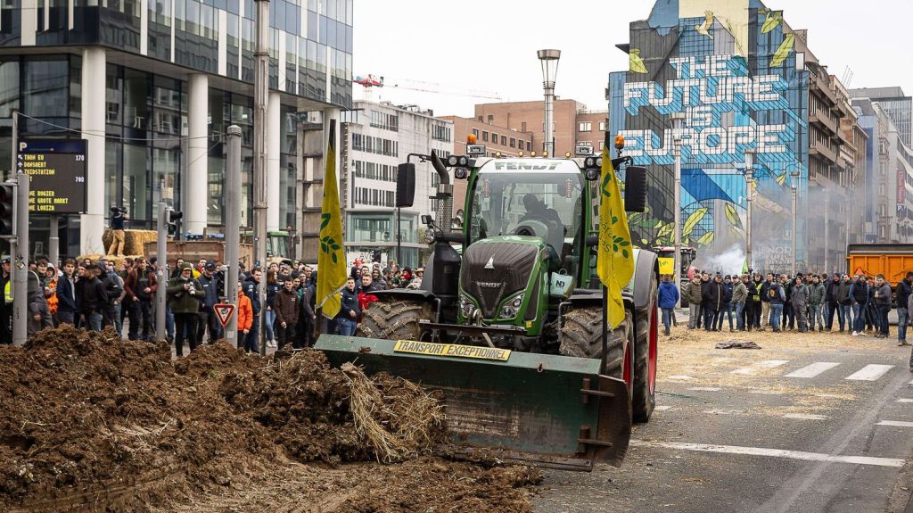 Face à la colère agricole, l'Union européenne adopte une révision de la PAC, moins ambitieuse écologiquement
Les 27 Etats membres de l'Union européenne se sont mis d'accord mardi à Bruxelles pour supprimer certains des critères "verts" imposés depuis 2023 aux agriculteurs.