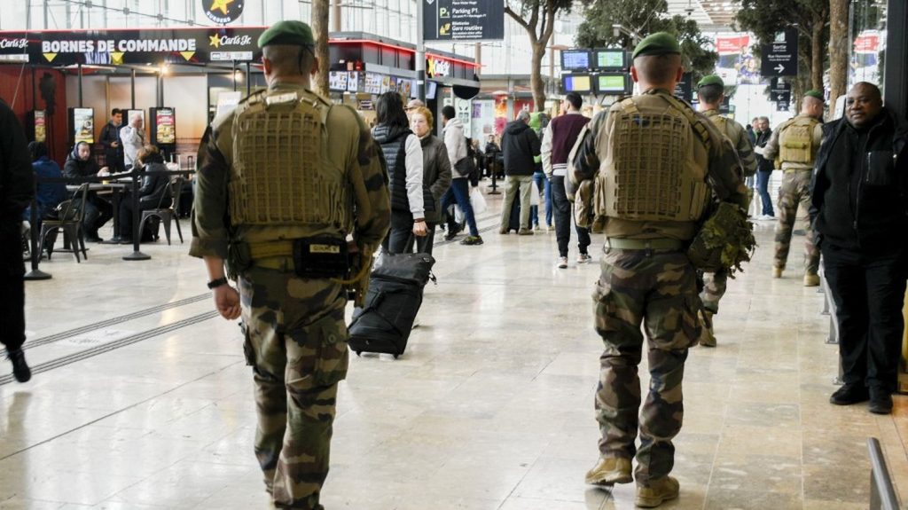 Menace terroriste : après l'attaque à Moscou, faut-il craindre la résurgence en France d’un risque d'attentat préparé depuis l'étranger ?
L'attentat meurtrier en Russie, revendiqué par une branche du groupe Etat islamique en Asie centrale, a réactualisé cette menace. Une réunion des services de sécurité français est prévue jeudi.