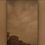 Nuage de sable venu du Sahara : faut-il le redouter ?
Des forts vents ont touché le sud-est de la France, samedi 30 mars. Un nuage de sable, originaire du Sahara, a donné une couleur orangée au ciel dans plusieurs régions.