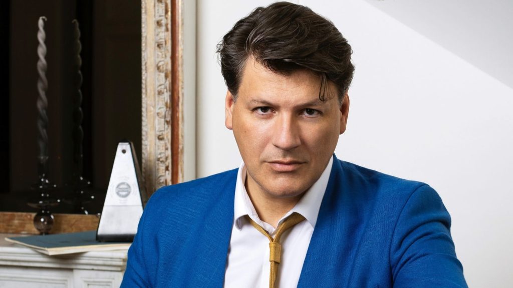 Boutique historique rouverte, collection pour licenciés, futur musée : rencontre avec Rodrigo Basilicati Cardin, qui multiple les projets pour la maison Cardin
Depuis le décès du couturier Pierre Cardin, fin 2020, son neveu Rodrigo Basilicati Cardin, président du groupe, a rouvert la boutique historique. À la veille de son défilé automne-hiver 2024-25, il évoque les travaux du musée et annonce des projets.