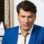 Boutique historique rouverte, collection pour licenciés, futur musée : rencontre avec Rodrigo Basilicati Cardin, qui multiple les projets pour la maison Cardin
Depuis le décès du couturier Pierre Cardin, fin 2020, son neveu Rodrigo Basilicati Cardin, président du groupe, a rouvert la boutique historique. À la veille de son défilé automne-hiver 2024-25, il évoque les travaux du musée et annonce des projets.