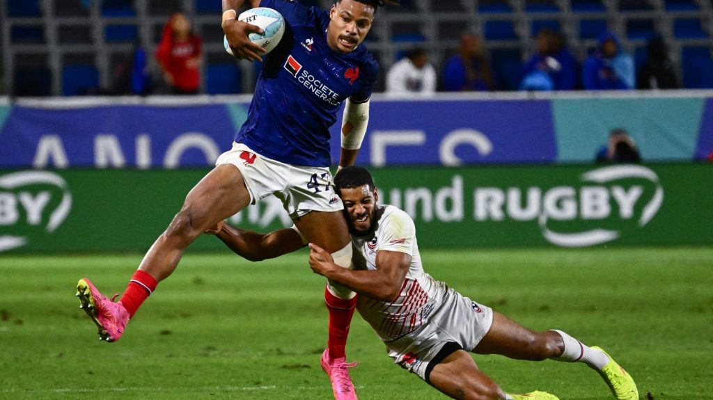 Vidéo
Rugby à 7 : avec un essai de Dupont, les Bleus dominent les Etats-Unis et se qualifient pour les demi-finales à Los Angeles
L'équipe de France masculine de rugby à 7 s'est qualifiée pour le dernier carré du tournoi de Los Angeles, comptant pour le circuit mondial, en dominant la sélection locale en quarts de finale.