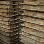Fromage : les producteurs de saint-nectaire contre un nouvel étiquetage
L’un des fromages les plus emblématiques d’Auvergne, le saint-nectaire, est concerné par un nouveau décret concernant l’étiquetage qui pourrait porter préjudice au célèbre fromage rond à pâte blonde.