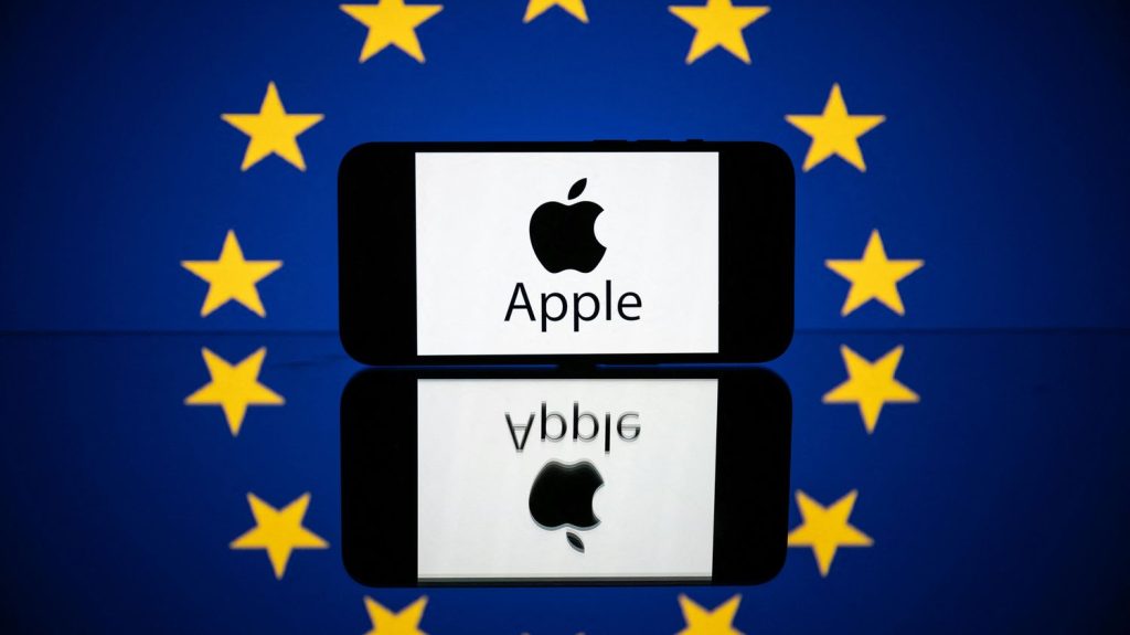 Musique en ligne : la Commission européenne sanctionne Apple pour non-respect des règles de la concurrence
La marque à la pomme écope d’une amende de 1,8 milliard d’euros. Une sanction inédite infligée par Bruxelles, qui lui reproche d'avoir abusé de sa position dominante sur le marché de la musique en ligne.
