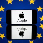 Musique en ligne : la Commission européenne sanctionne Apple pour non-respect des règles de la concurrence
La marque à la pomme écope d’une amende de 1,8 milliard d’euros. Une sanction inédite infligée par Bruxelles, qui lui reproche d'avoir abusé de sa position dominante sur le marché de la musique en ligne.