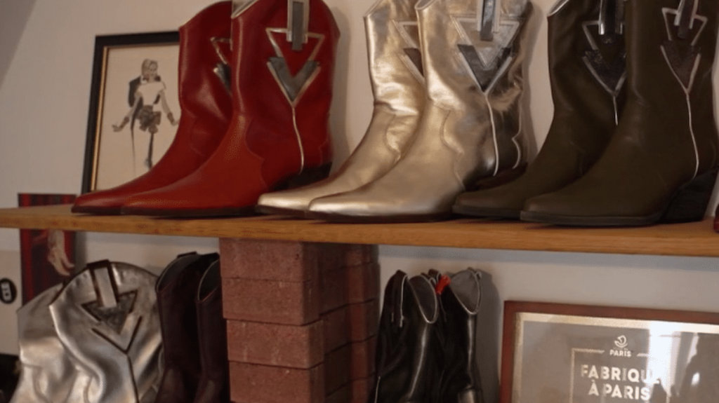 Mode : les santiags, des bottes de qualité qui font toujours des adeptes
Apparues à la fin du XIXe siècle chez les cowboys, les santiags ont été popularisées par les westerns, mais aussi en France par les rockeurs comme Johnny Hallyday. Des bottes de qualité qui inspirent encore les créateurs.