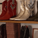 Mode : les santiags, des bottes de qualité qui font toujours des adeptes
Apparues à la fin du XIXe siècle chez les cowboys, les santiags ont été popularisées par les westerns, mais aussi en France par les rockeurs comme Johnny Hallyday. Des bottes de qualité qui inspirent encore les créateurs.