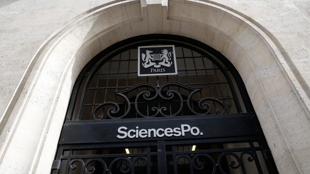 Podcast
Polémique à Sciences Po, loi anti fast-fashion et le consentement dans la loi : ça dit quoi ce 14 mars ?
Ce jeudi 14 mars, le gouvernement veut saisir la justice après qu'une étudiante a été empêchée d'entrer dans un amphithéâtre occupé en soutien aux Palestiniens, l'Assemblée nationale se penche sur la fast-fashion et Emmanuel Macron est favorable à inscrire le consentement dans le droit.