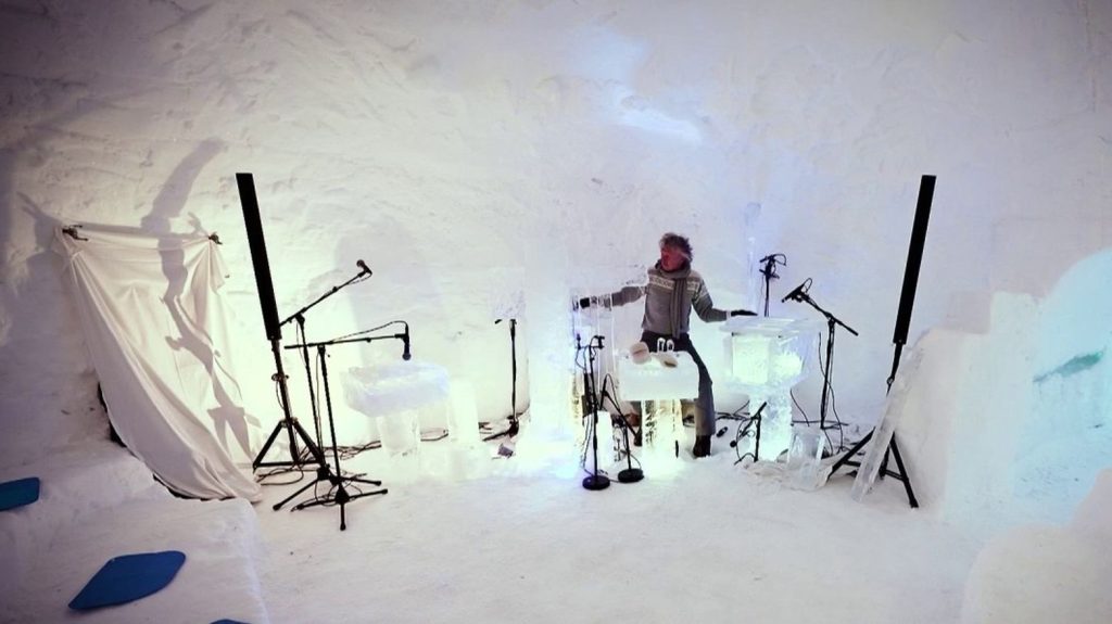 Norvège : il sculpte des instruments directement dans la glace
Mardi 19 mars, les équipes du 13 Heures ont suivi un musicien qui taille ses instruments de musique dans les glaces norvégiennes.
