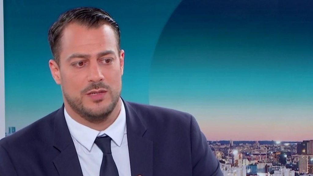 Trafic de drogue : Emmanuel Macron "a peur de la mise en échec du plan Marseille en grand", assure Sébastien Delogu, député LFI des Bouches-du-Rhône
Quelques heures après la visite d'Emmanuel Macron à Marseille, Yannick Ohanessian, adjoint à la sécurité de la ville, Lionel Royer-Perreaut, député Renaissance et Sébastien Delogu, député LFI des Bouches-du-Rhône, sont invités du 19/20 info.