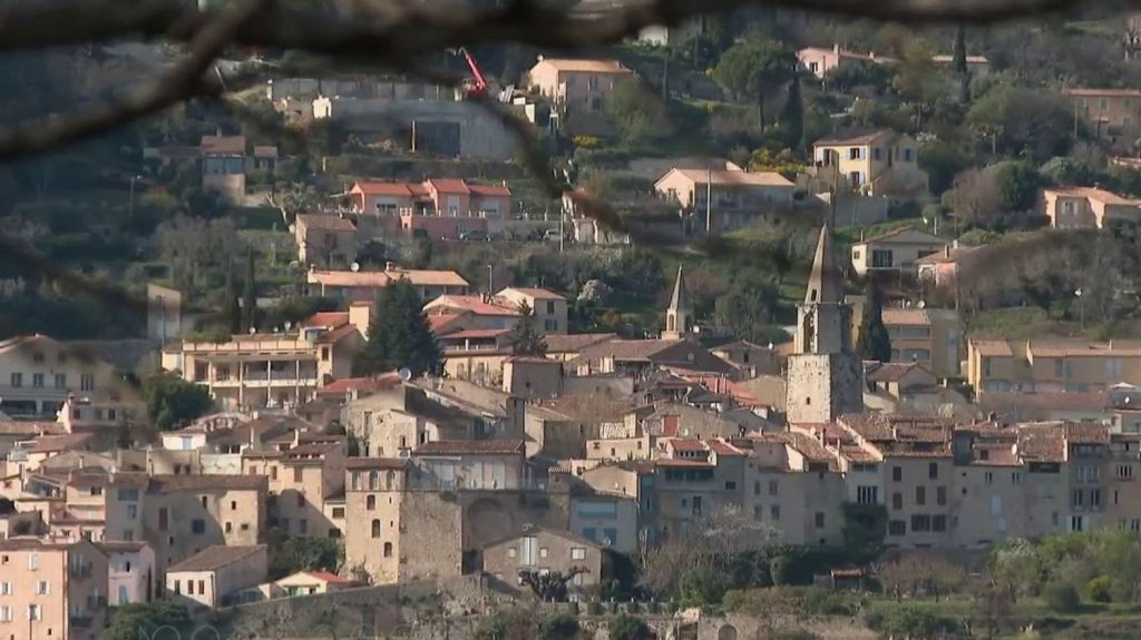 Sécheresse dans le Var : quand l'armée partage son eau potable avec des villages
Pour s'alimenter en eau potable, plusieurs communes du Var, régulièrement touchées par la sécheresse, ont passé un accord inédit en France avec l'armée. Ainsi, le camp militaire de Canjuers est désormais raccordé aux villages concernés.