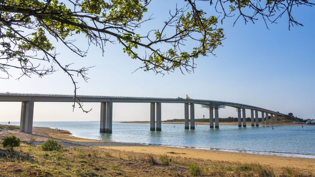 Environ 800 ponts français vont être sécurisés, sur les 10 000 qui nécessitent des travaux
Après l'effondrement spectaculaire du viaduc autoroutier Morandi à Gênes (Italie), qui avait fait 43 morts en 2018, un rapport du Sénat avait dressé un état des lieux alarmant, avec "au moins 25 000 ponts" considérés en France comme en "mauvais état structurel et posant des problèmes de sécurité".