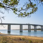 Environ 800 ponts français vont être sécurisés, sur les 10 000 qui nécessitent des travaux
Après l'effondrement spectaculaire du viaduc autoroutier Morandi à Gênes (Italie), qui avait fait 43 morts en 2018, un rapport du Sénat avait dressé un état des lieux alarmant, avec "au moins 25 000 ponts" considérés en France comme en "mauvais état structurel et posant des problèmes de sécurité".