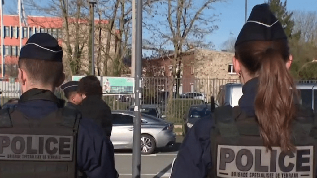 Menaces d’attentat dans des établissements scolaires : la sécurité renforcée dans les Hauts-de-France
Face à la recrudescence de menaces terroristes contre des établissements scolaires français, la sécurité a été renforcée, notamment dans les Hauts-de-France, à Amiens.