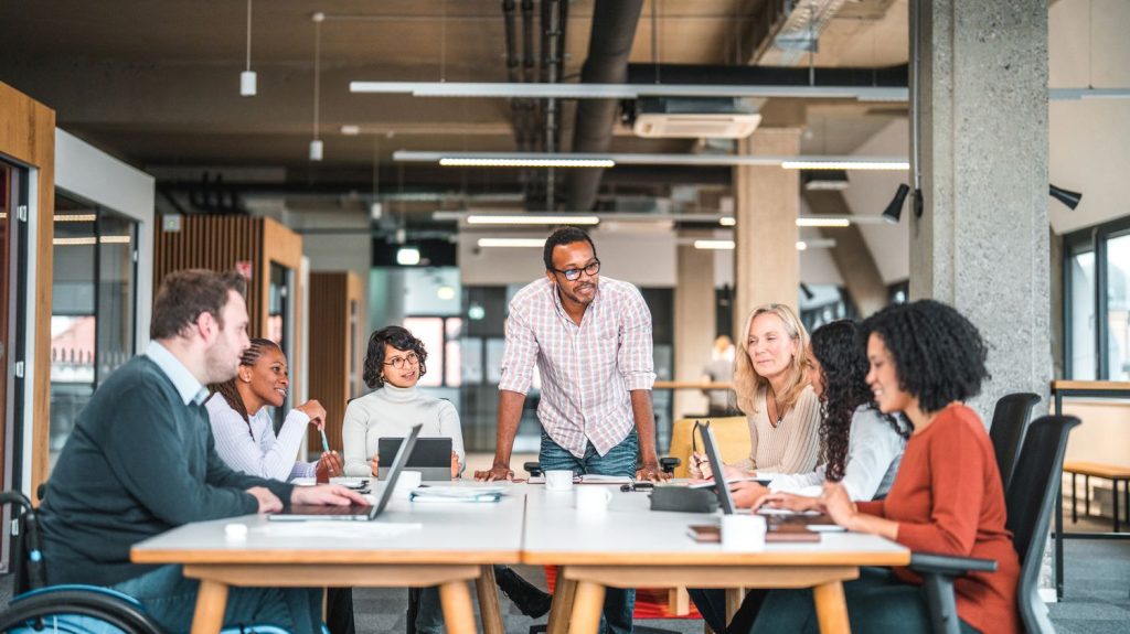 Simplification de la vie des entreprises : les salariés vont-ils y laisser des plumes ?
Le gouvernement présentera avant l’été un projet de loi pour simplifier la vie des entreprises. On ne connaît pas encore le contenu du texte, mais un rapport parlementaire, salué par le ministre de l’Economie, propose notamment de relever les seuils sociaux des entreprises. De quoi s’agit-il ? Et quel serait l’impact ?