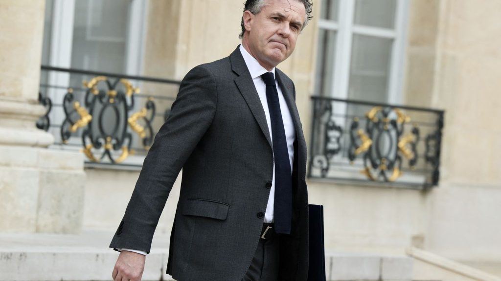 Mode : le gouvernement "va soutenir" la proposition de loi visant la "fast-fashion" pour réduire l'impact sur l'environnement
Le ministre de la Transition écologique, Christophe Béchu, annonce que le gouvernement entend soutenir la proposition de loi visant à réduire l'impact de la "fast-fashion" sur le changement climatique.