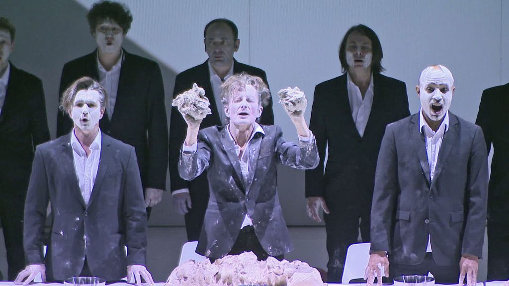 L'opéra de Limoges revisite la Grande Messe en ut mineur de Mozart avec une mise en scène contemporaine qui rend hommage à la terre
Aux manettes de cette version inédite de l'œuvre de Mozart, le plasticien Olivier de Sagazan et le metteur en scène Roland Auzet. Intitulé "Nous sommes de la terre", ce spectacle hybride où l'argile tient un rôle principal est à découvrir sur scène du 4 au 5 avril 2024.