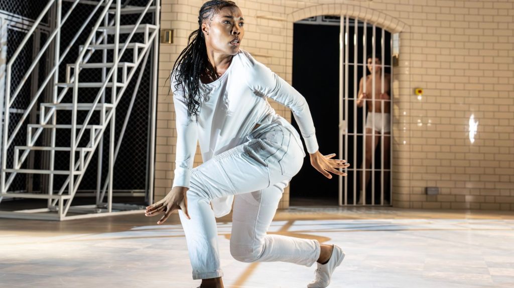 "Roméo et Juliette" au théâtre du Châtelet : Matthew Bourne rafraîchit la tragédie dans un ballet plein d'énergie
Le chorégraphe britannique Matthew Bourne et sa troupe de danseurs s’installent pour un mois au théâtre du Châtelet avec un ballet rafraîchissant et d’une grande intelligence. Brillant.