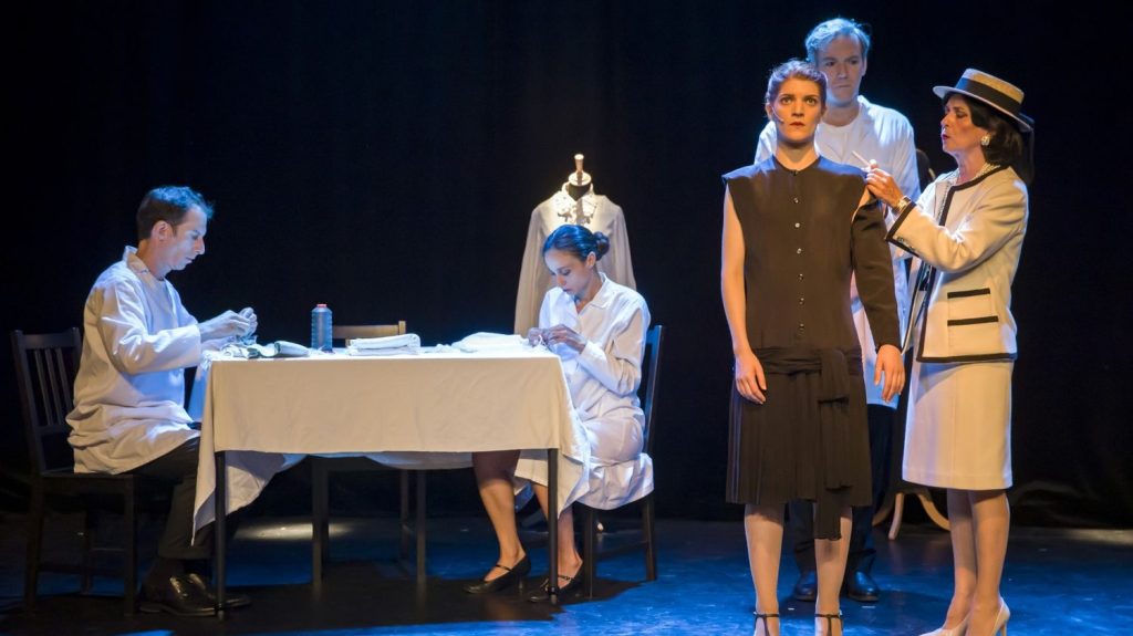 "Mademoiselle Gabrielle Chanel" : spectacle musical de belle facture au Studio Hébertot, à Paris
Emblématique de la libération de la femme , Gabrielle Chanel fascine depuis plus d'un siècle. Ce beau spectacle lui donne un coup de chapeau avec chic.
