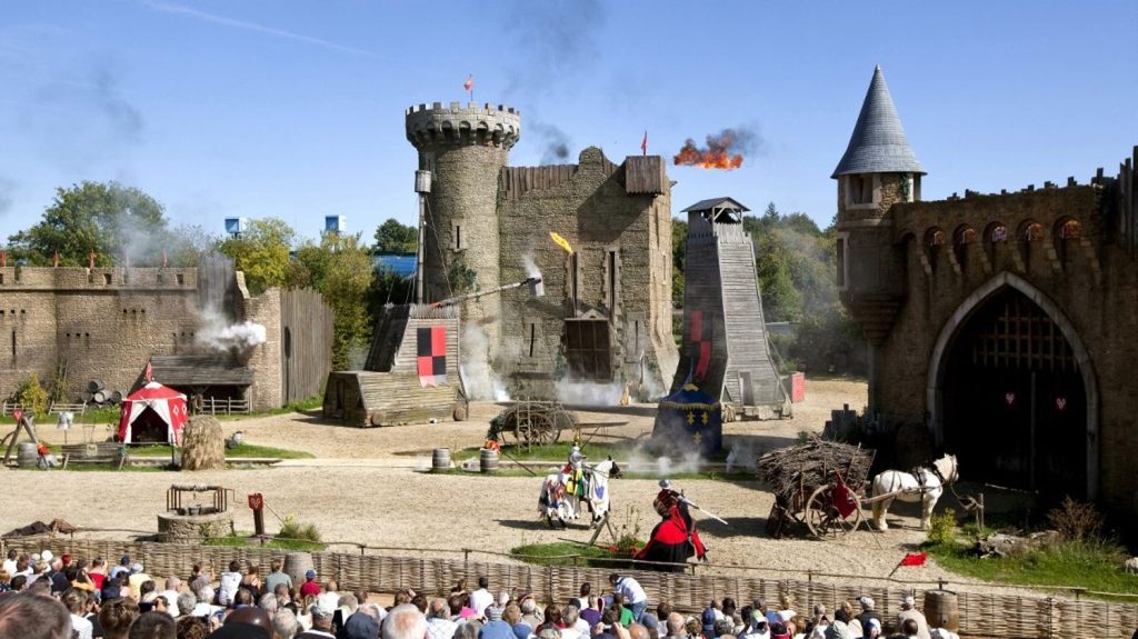 Le Puy du Fou remporte une distinction mondiale du "meilleur spectacle"
Le parc de loisir vendéen a reçu, dans la nuit de samedi à dimanche, le "Thea Classic Award", haute distinction de l'industrie du divertissement mondial, à Los Angeles (Californie).